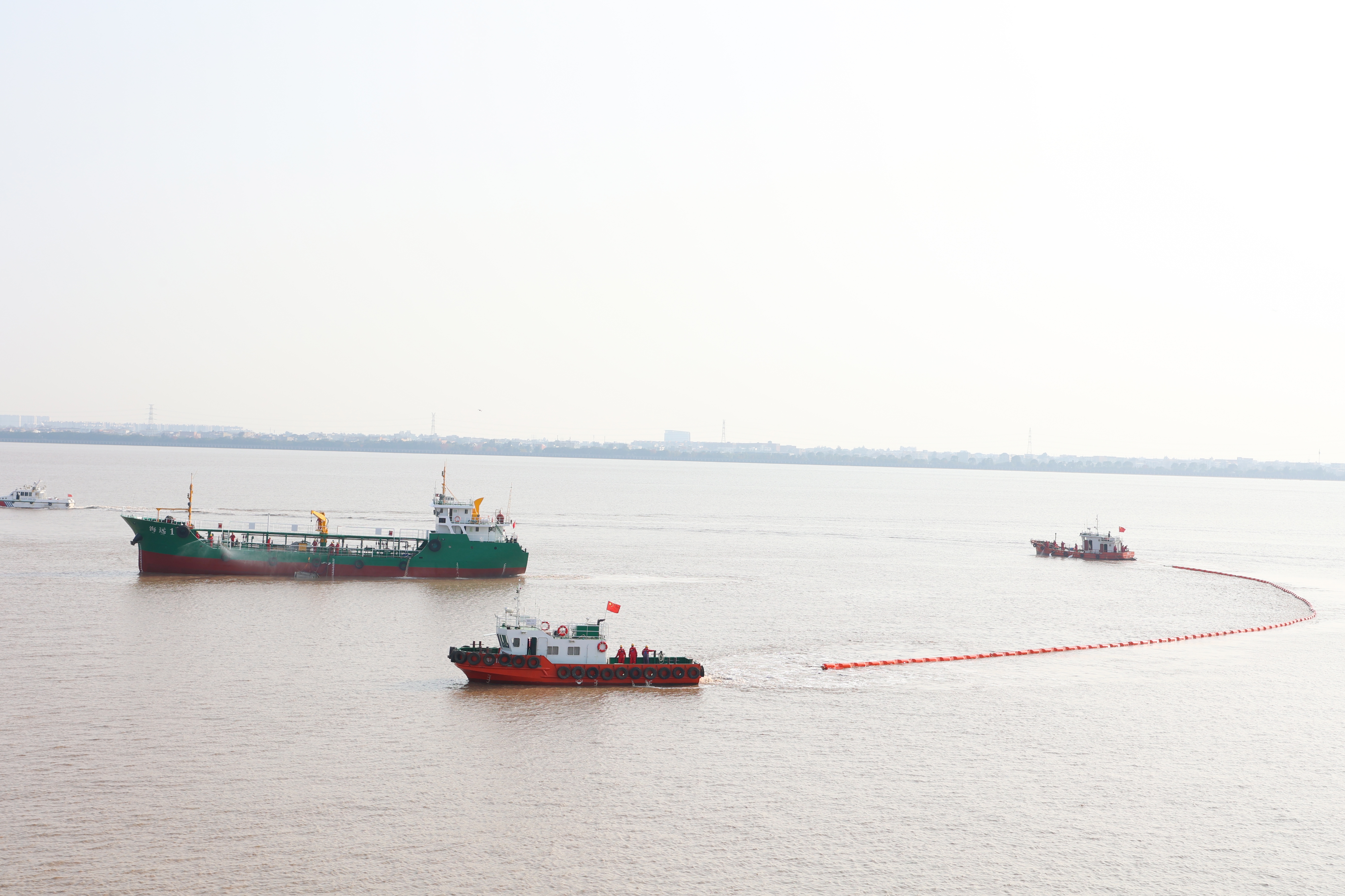 7790必发集团集团成功进行联防体措置船舶溢油应急结合演习