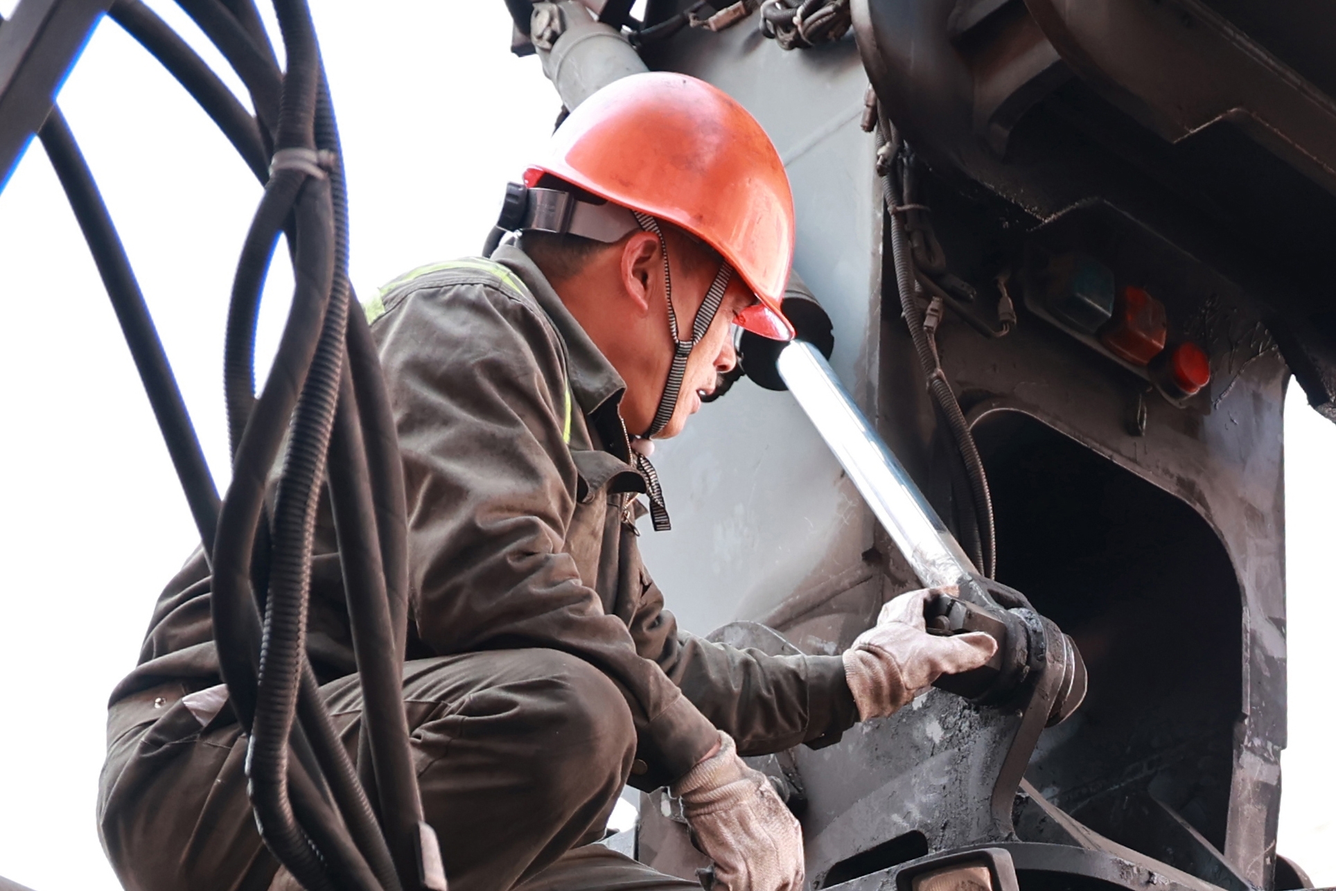 金洋公司正面吊防摇油缸销子刷新获双沉效益